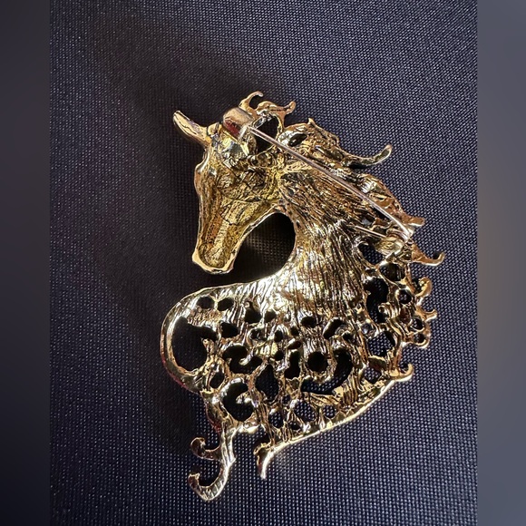 Gold tone horse with multicolor rhinestone brooch - Picture 5 of 5